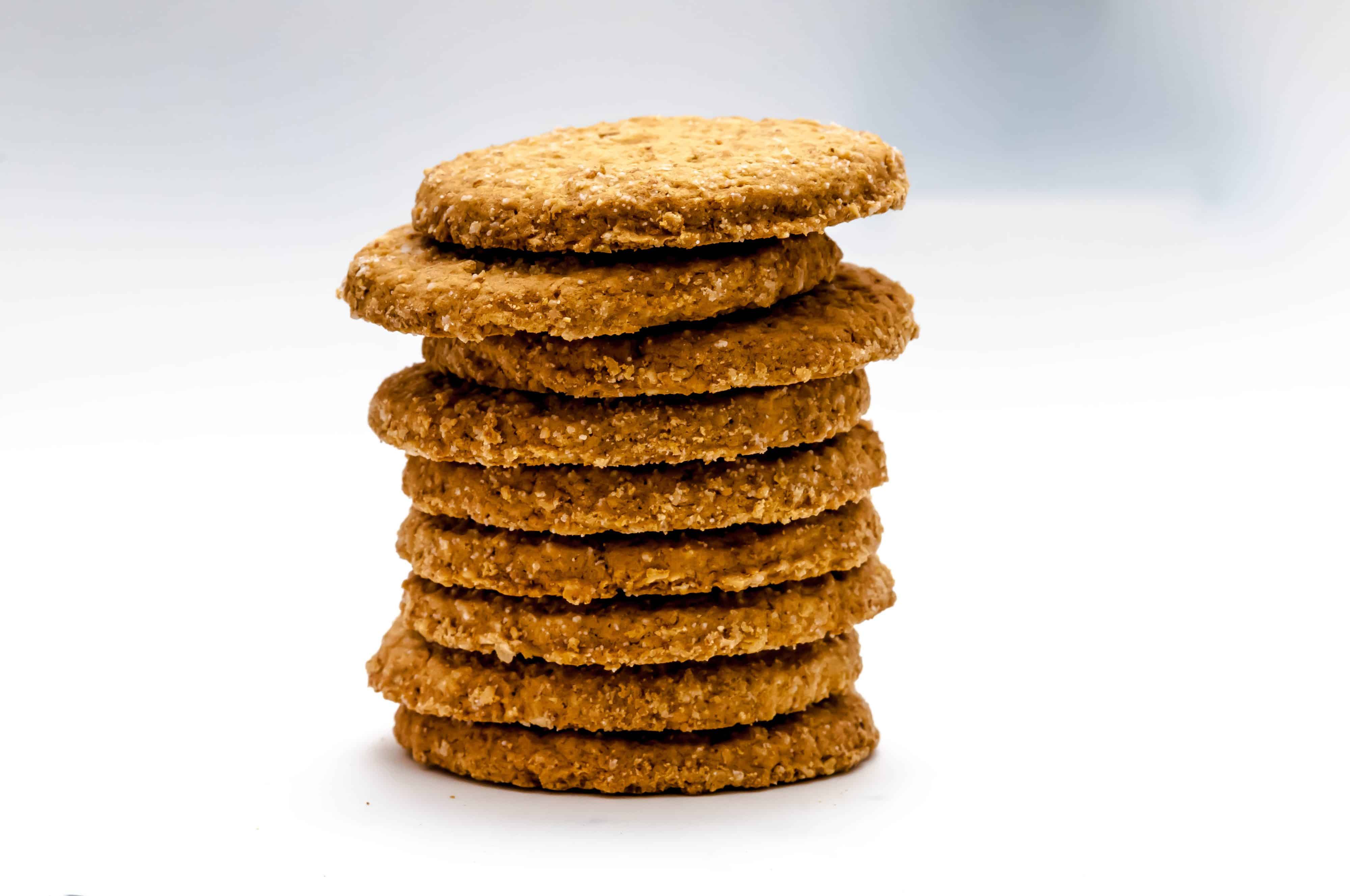 Auch Cookies: Leckere Kekse. Ein Stapel aus Haferkeksen steht symbolisch für Cookies im Internet.