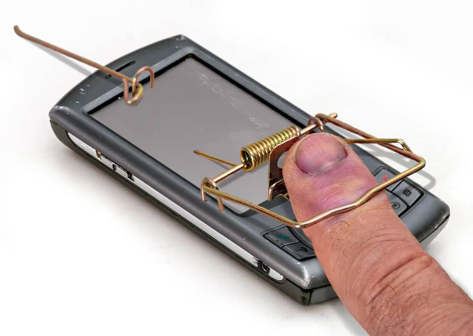 Finger gefangen in Smartphone-Mausefalle