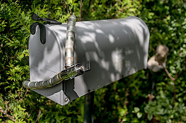 Abgeschlossener Briefkasten metaphorisch für gesperrte E-Mail-Konten