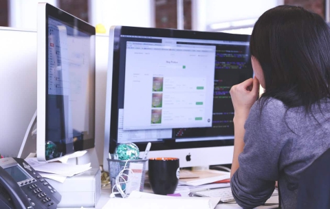 Eine Geschäftsfrau sitzt vor dem Computer - Beispielbild, dass SEO für kleine Unternehmen wichtig ist